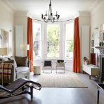 Metal cornice broken line in the bay window