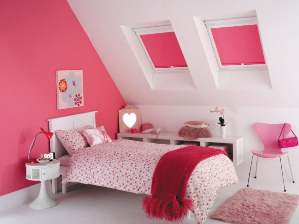 Rideaux roses roulés dans la pépinière