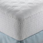 Matelas sur le canapé avec les côtés