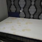 Le couvre-matelas dissimulera les irrégularités du canapé et rendra votre sommeil plus confortable.
