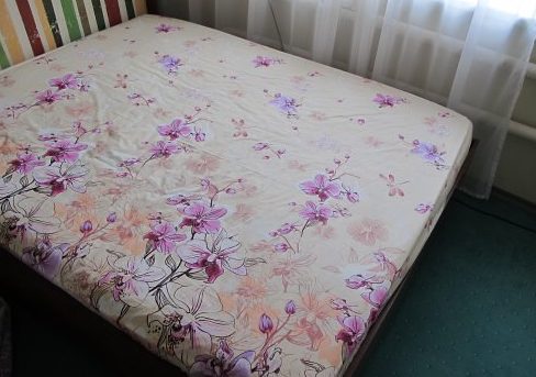 Zelfgemaakte lakens op de matras