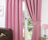 Rideaux roses saturés de tissu épais dans le salon