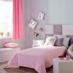 Rideaux roses saturés sur une grande fenêtre