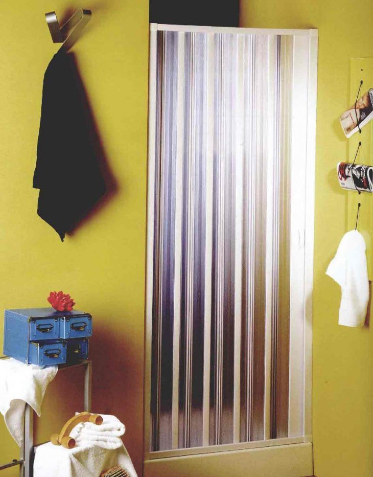Rideau en plastique translucide sur la douche