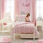 Délicats rideaux roses dans la chambre de la fille