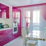 Rideaux roses dans la cuisine