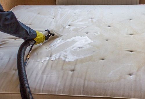 Nous traitons le matelas avec de la mousse fouettée