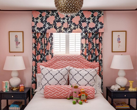 Rideaux roses avec des ornements noirs