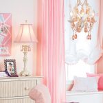 Les rideaux unis roses ont fière allure et ajoutent de l'air à l'intérieur