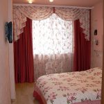 Rideaux unis avec un lambrequin floral pour une petite chambre