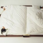 Lit original pour les enfants sur le sol