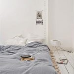 Le matelas orthopédique sur les lamelles peut être parfaitement laissé sur le sol de la chambre