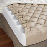 Matelas orthopédique et drap avec élastique