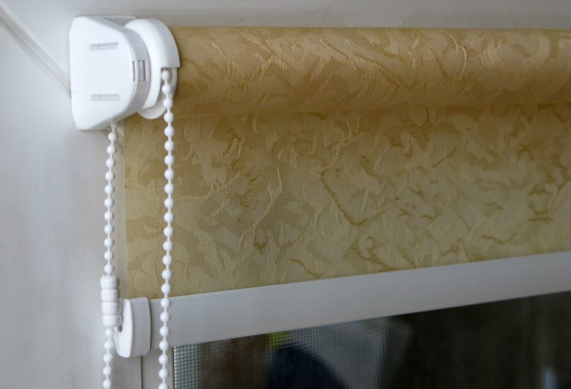 Fixation de volets roulants ouverts sur un vantail de fenêtre en PVC