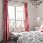 Hue dusty rose en combinaison avec du blanc sera une vraie décoration pour la chambre à coucher