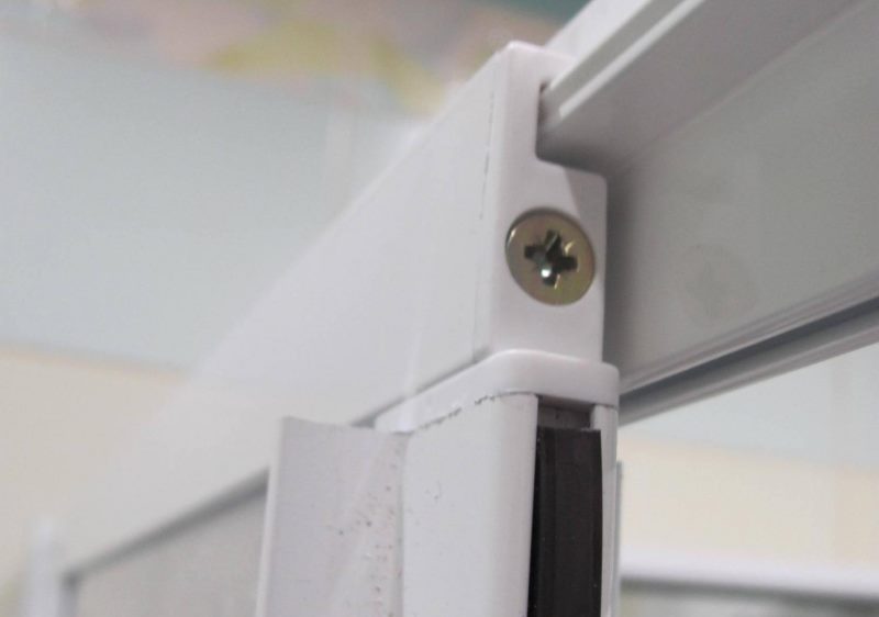 Guides en plastique sur le rideau pour la salle de bain