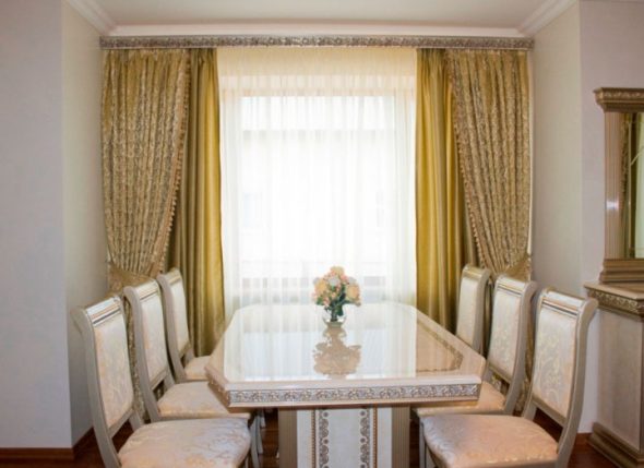 Plastic ceiling cornice