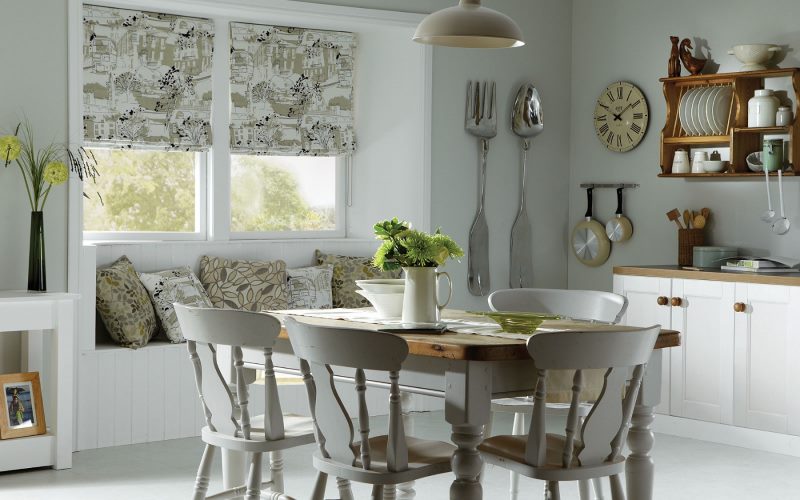 Decorarea ferestrelor în zona de luat masa a bucătăriei cu perdele romane