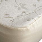 Matelas beige dense pour protéger le canapé