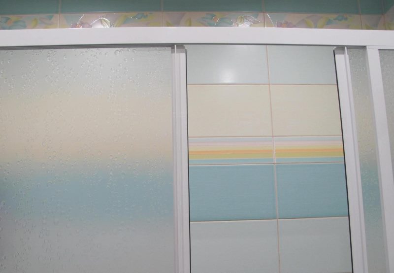 Coulissante en plastique sur châssis en aluminium