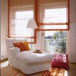 Store romain orange translucide fixé au mur