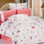 Un lit de deux types de tissu