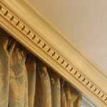 Corniche de plafond en bois clair