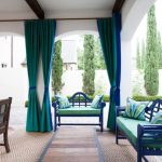 Een voorbeeld van een kleurencombinatie - groen en blauw, die wordt gebruikt in gordijnen en meubels