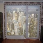 Ville de nuit sur les volets dans le hall