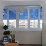 Balcon attenant avec stores