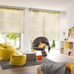 Salon design avec deux fenêtres