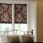 Rideaux marron à l'intérieur de la chambre
