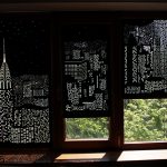 Rideaux épais avec perforations sur la fenêtre du salon