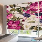 Grandes fleurs sur le rouleau dans la chambre