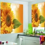 énormes tournesols sur les rideaux de la cuisine