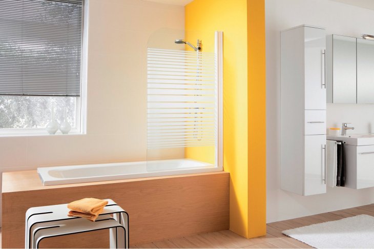 Simple rideau en plastique sur le côté de la salle de bain