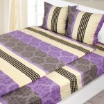 Un ensemble simple de draps, housse de couette et taies d'oreiller