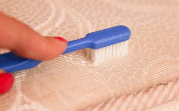 Essuyez la tache avec une brosse
