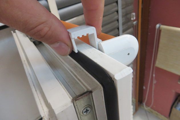 Fixation du rideau sur la ceinture avec une pince à ressort