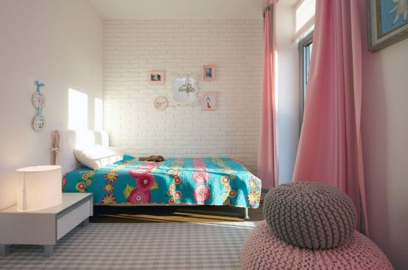Rideaux roses droits avec des bords gris.