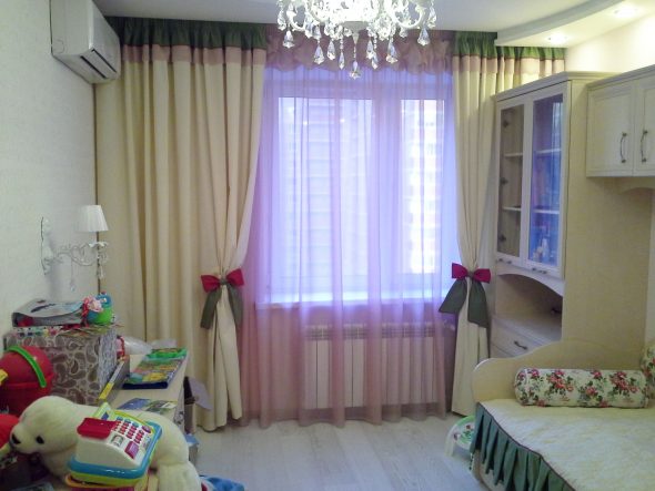 Tulle rose dans la chambre d'enfant