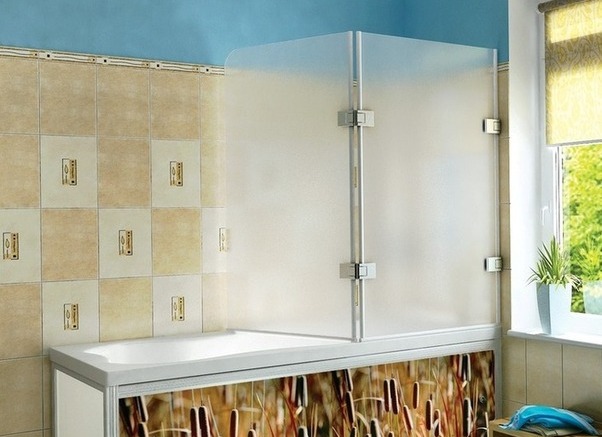 Conception d'une salle de bain avec un rideau en plastique