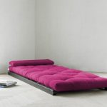 L'emplacement du matelas sur le sol sur un cadre spécial