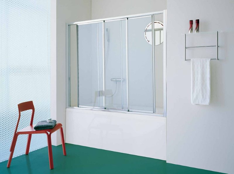Écran en plastique dans la salle de bain