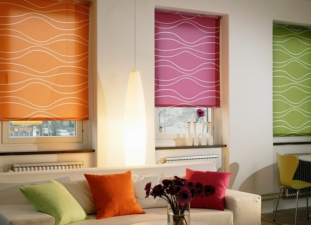Stores multicolores à l'intérieur du salon