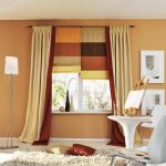 Les rideaux roulés multicolores fixés sur les avant-toits principaux avec des rideaux