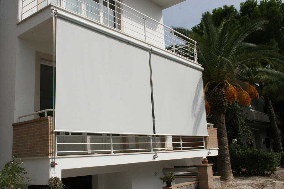 Ombrage d'un balcon avec des volets roulants