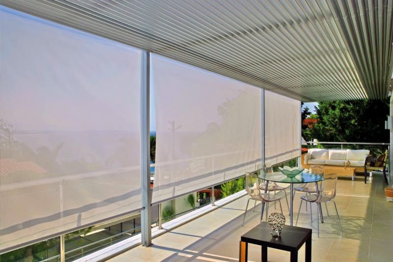 Organisation de protections solaires dans un café à l'aide de volets roulants