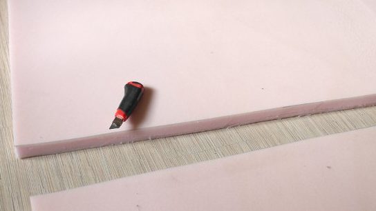 Nous coupons des feuilles de mousse