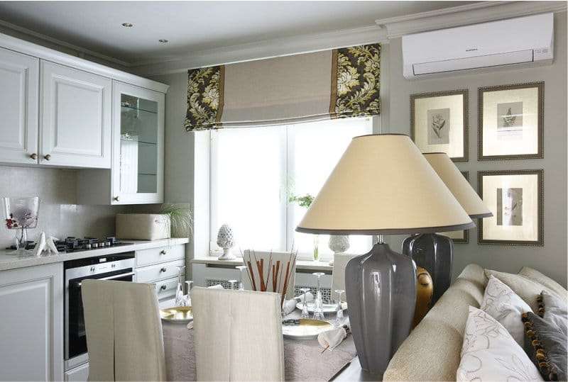 Design de bucătărie cu o cortină romană pe fereastră